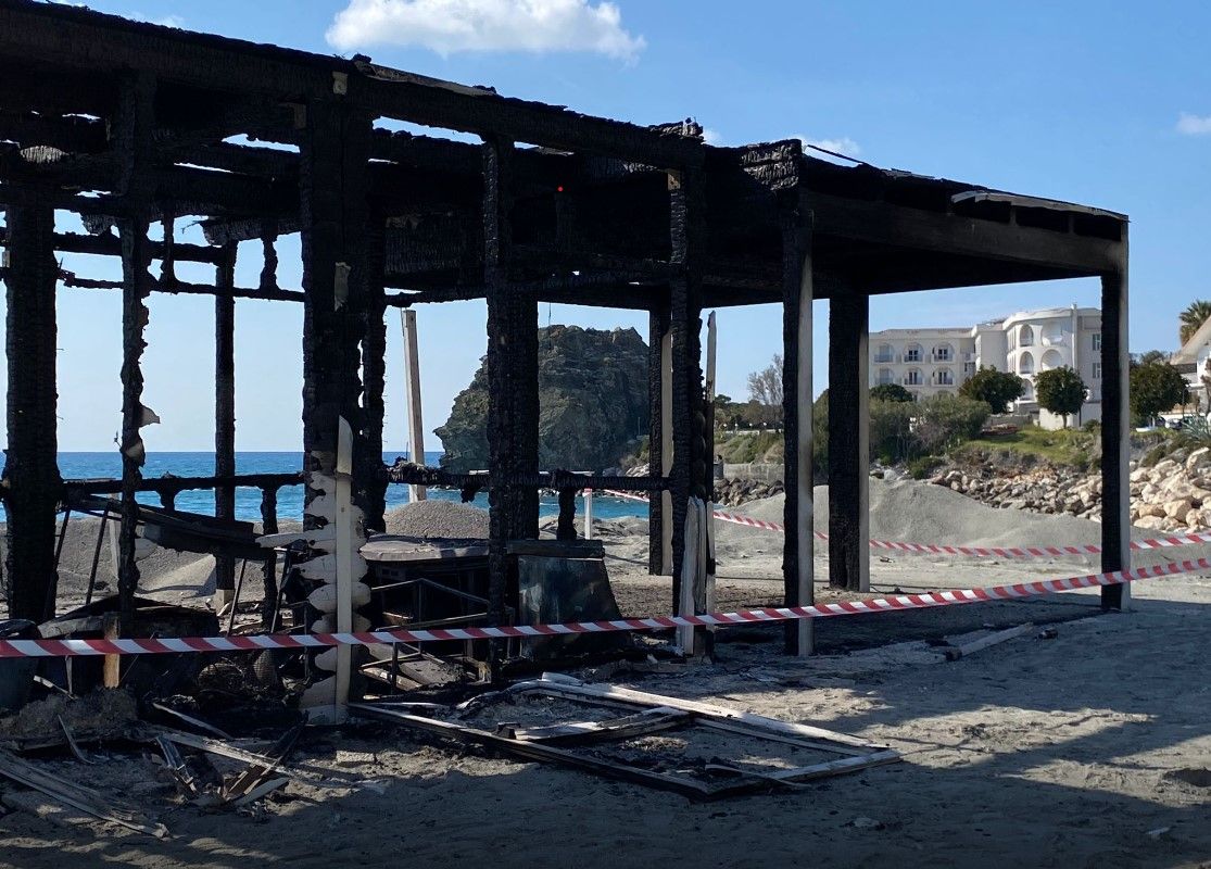 Amantea, in fiamme il lido “La Scogliera”. Si batte la pista dolosa