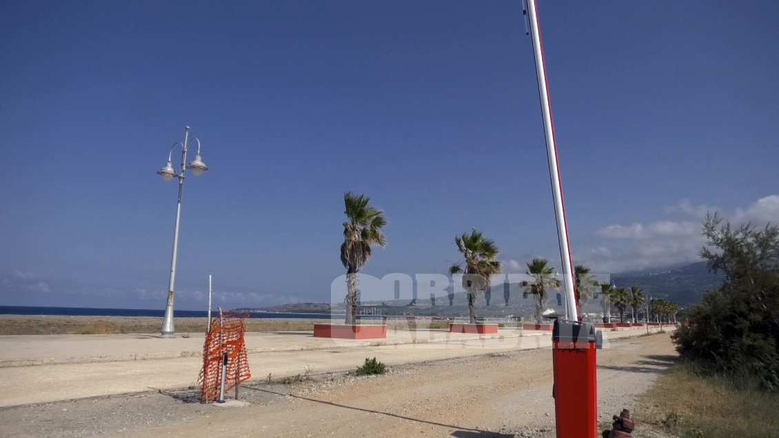Sbarre, blocchi e disagi sul lungomare di Lamezia, è polemica. «Da Mascaro un colpo mortale» – VIDEO