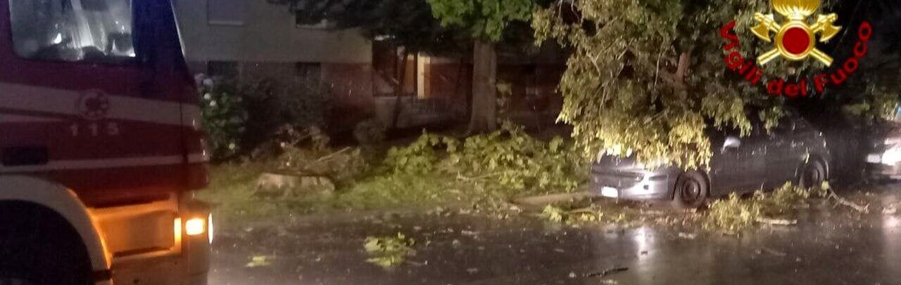 Maltempo, tromba d’aria e temporali al nord: danni e un morto