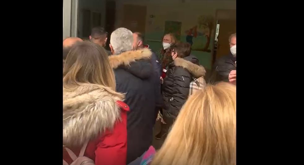Bimbi a scuola ancora senza mensa ad Amantea. Scatta la protesta – VIDEO