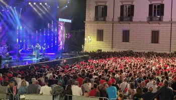 Tutta l’energia di Cosenza nella prima serata Rai: mercoledì 5 agosto ecco “Radio2Live”