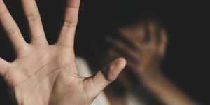 Violenze e vessazioni su moglie e figlio minore, braccialetto elettronico per un uomo a Crotone