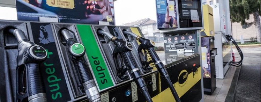 Caro carburanti, Eni: «Tetto a benzina e gasolio fino a fine anno»