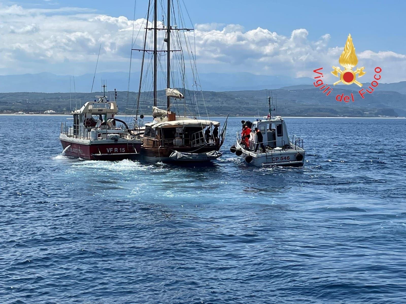Paura al largo di Gioia Tauro. Rischiano di affondare, salvati dai Vigili del fuoco – FOTO