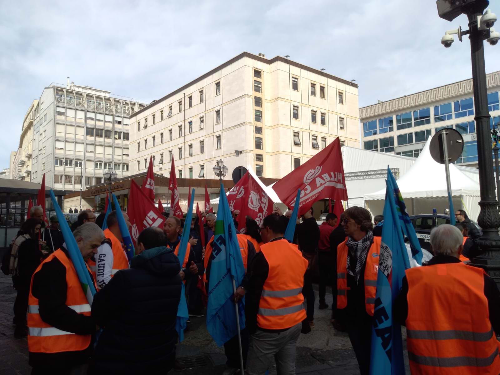 Cgil e Uil in piazza a Catanzaro: «Edilizia in ginocchio. Rilanciare settore»