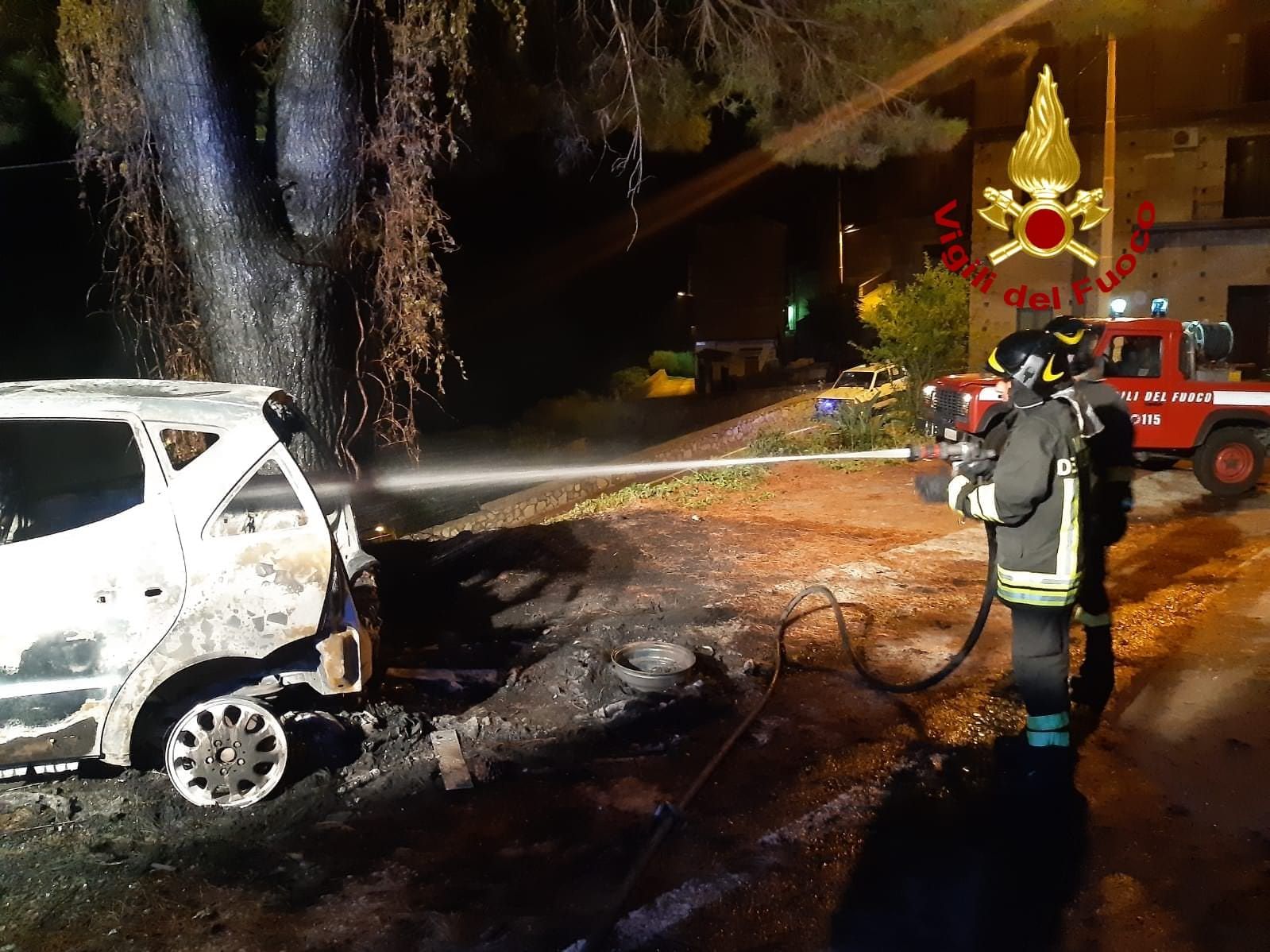 Incendiata un'automobile a Isca sullo Ionio