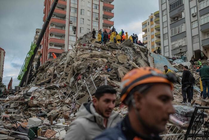 Terremoto tra Turchia e Siria, si continua a scavare. I morti sono oltre 4mila