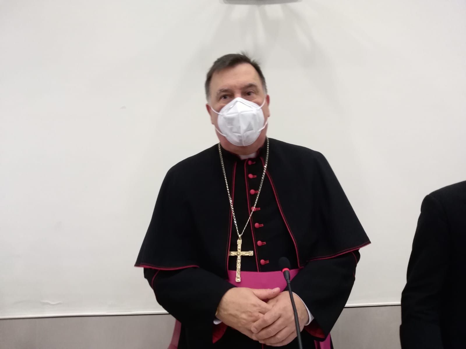 Monsignor Maniago “entra” a Catanzaro: «Da oggi avete un cittadino in più, impressionato dal tanto di buono che c’è»