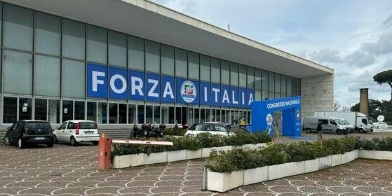 Marea azzurra al Pala Congressi di Roma, al via il congresso di Fi