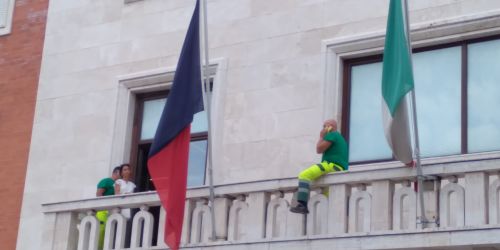 akros protesta balcone comune