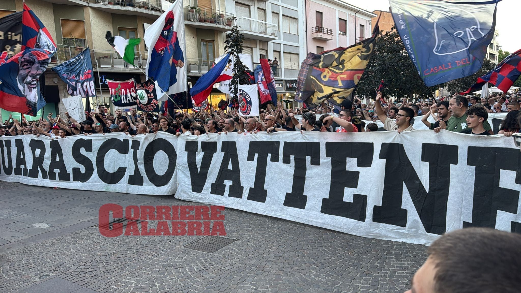 «Guarascio, ci senti?». Il corteo pacifico degli ultras invade il centro di Cosenza – FOTO e VIDEO
