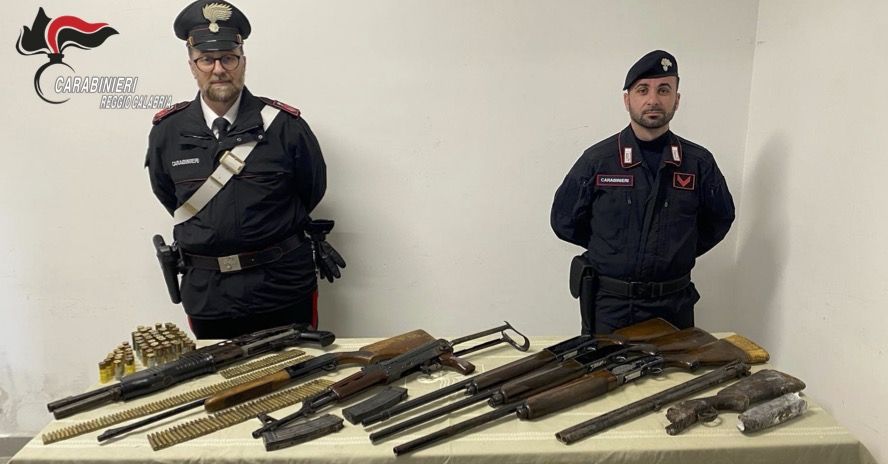 Reggio, sequestrato un arsenale da guerra nascosto in un terreno