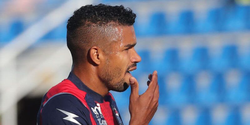 Crotone sfortunato: colpisce due legni, gioca meglio ma passa il Cagliari (0-2)