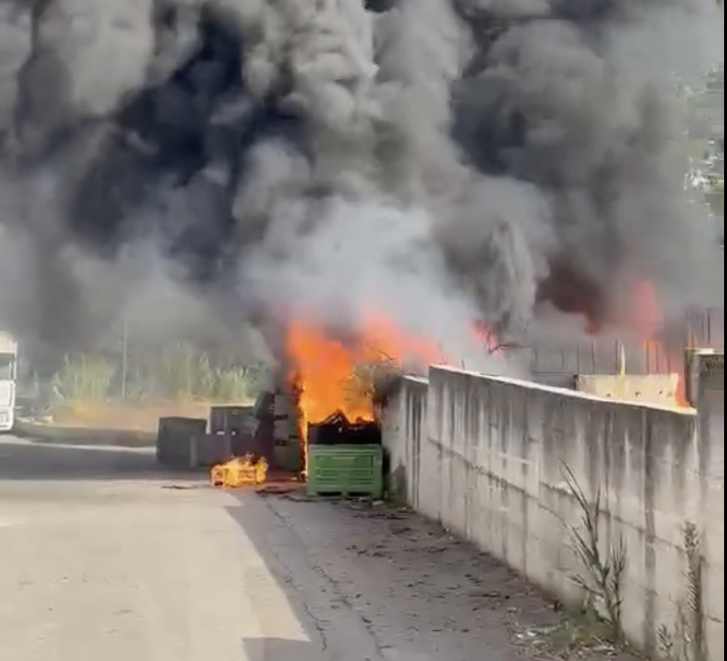 Paura a Mileto durante la Coppa Italia: incendio all’esterno dello stadio – VIDEO