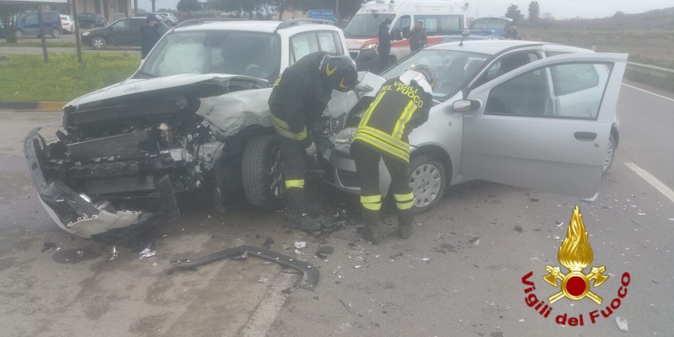 Scontro tra due auto a Cirò Marina, ferite 3 persone