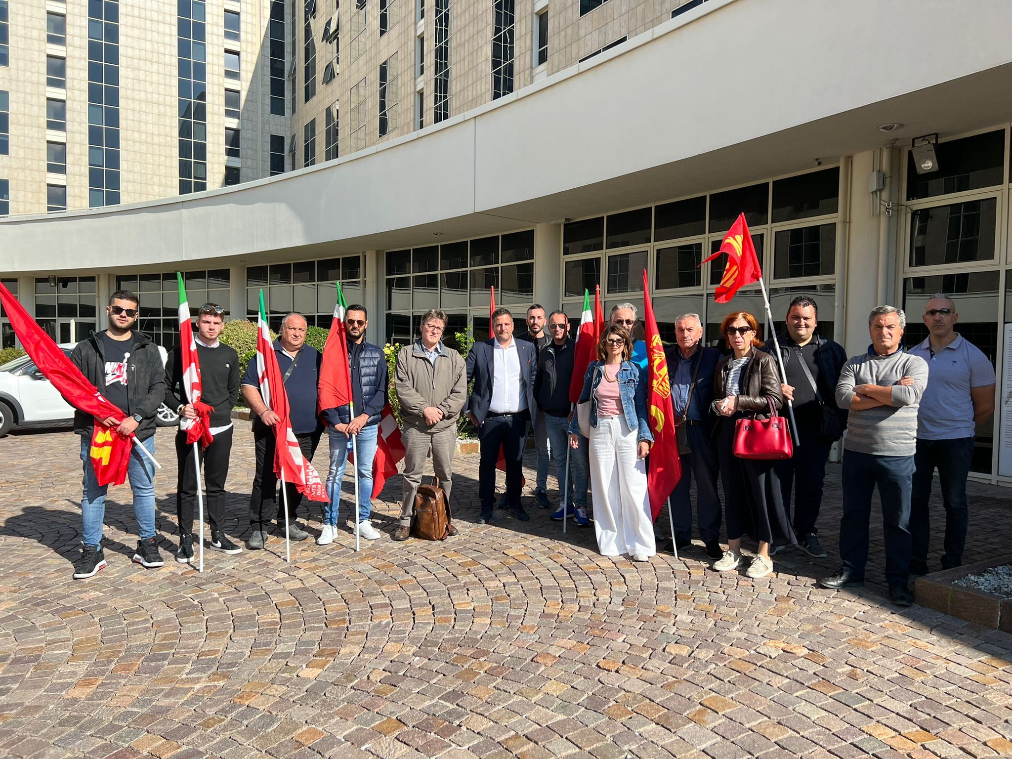 Consuleco, sit in di lavoratori e sindacati alla Cittadella. «Non si può far morire la nostra azienda» – VIDEO