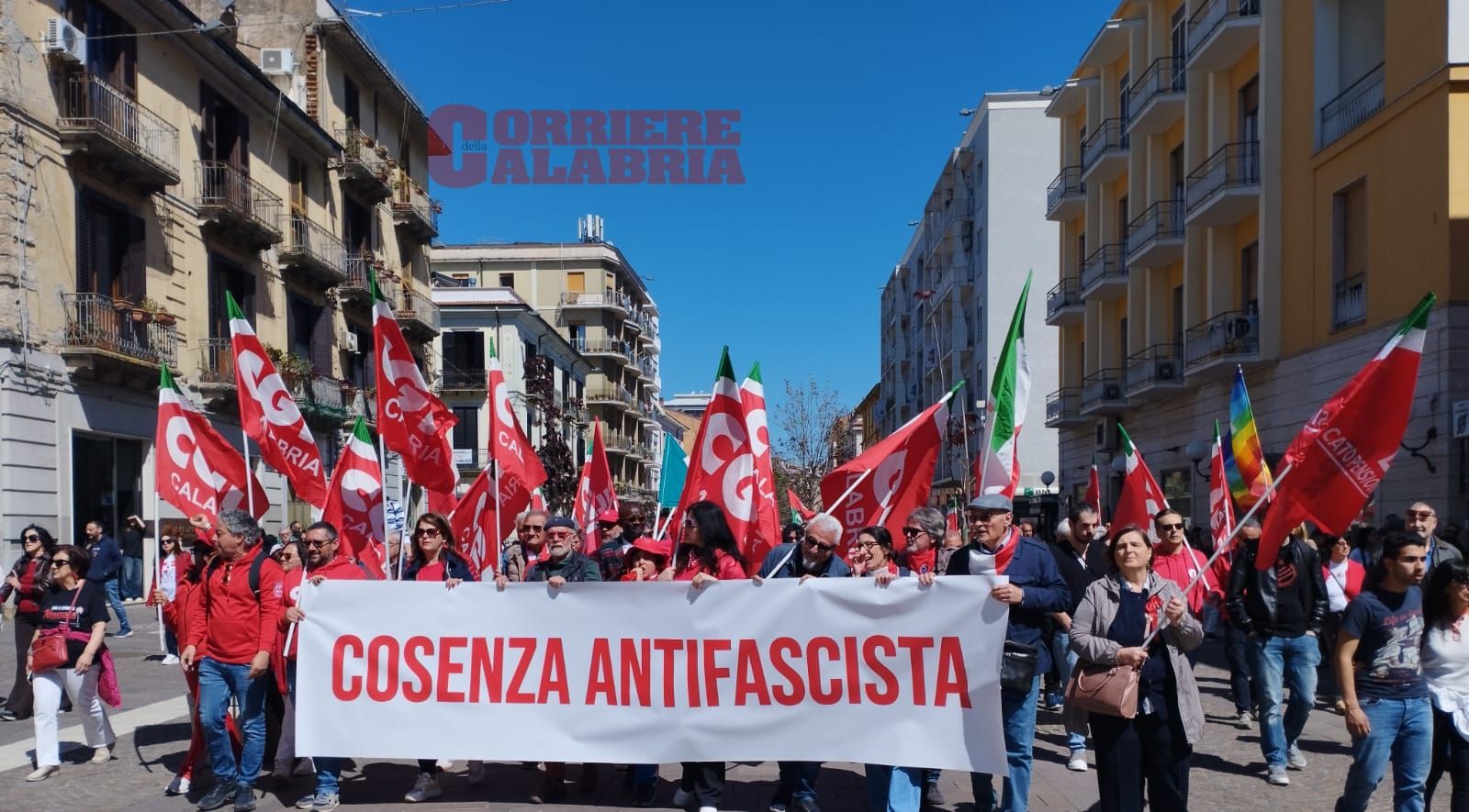 Cosenza celebra il 25 aprile: in mille al corteo tra memoria, pace e impegno civile – VIDEO E FOTO