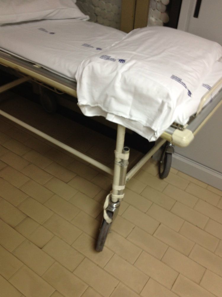 Una sola lettiga per 120 pazienti