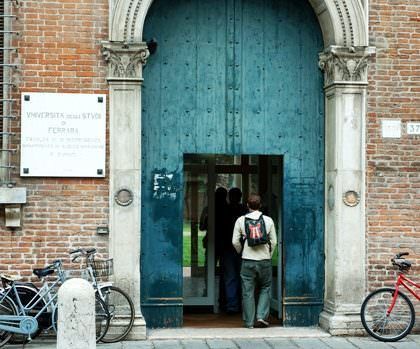 Si laurea in giurisprudenza e muore nella notte