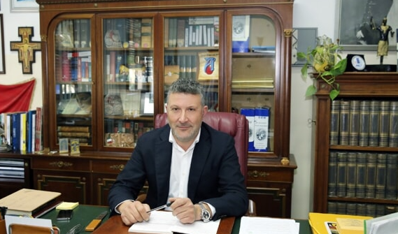 Tragedia sfiorata a Reggio, il dirigente scolastico: «Sgomenti per l’accoltellamento»