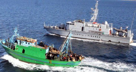 Arrestati quattro scafisti a Reggio, c'è anche una donna