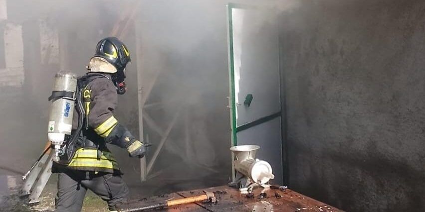 A Lamezia in fiamme un locale vicino a una abitazione, intervento tempestivo dei vigili del fuoco