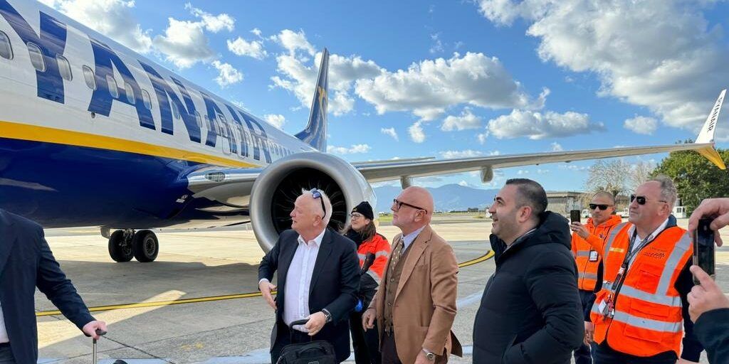 Aeroporto di Reggio, il primo atterraggio di Ryanair che domani presenta le nuove rotte – VIDEO