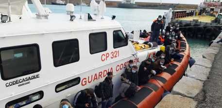 Nuovo sbarco di migranti a Crotone, fermati 3 presunti scafisti