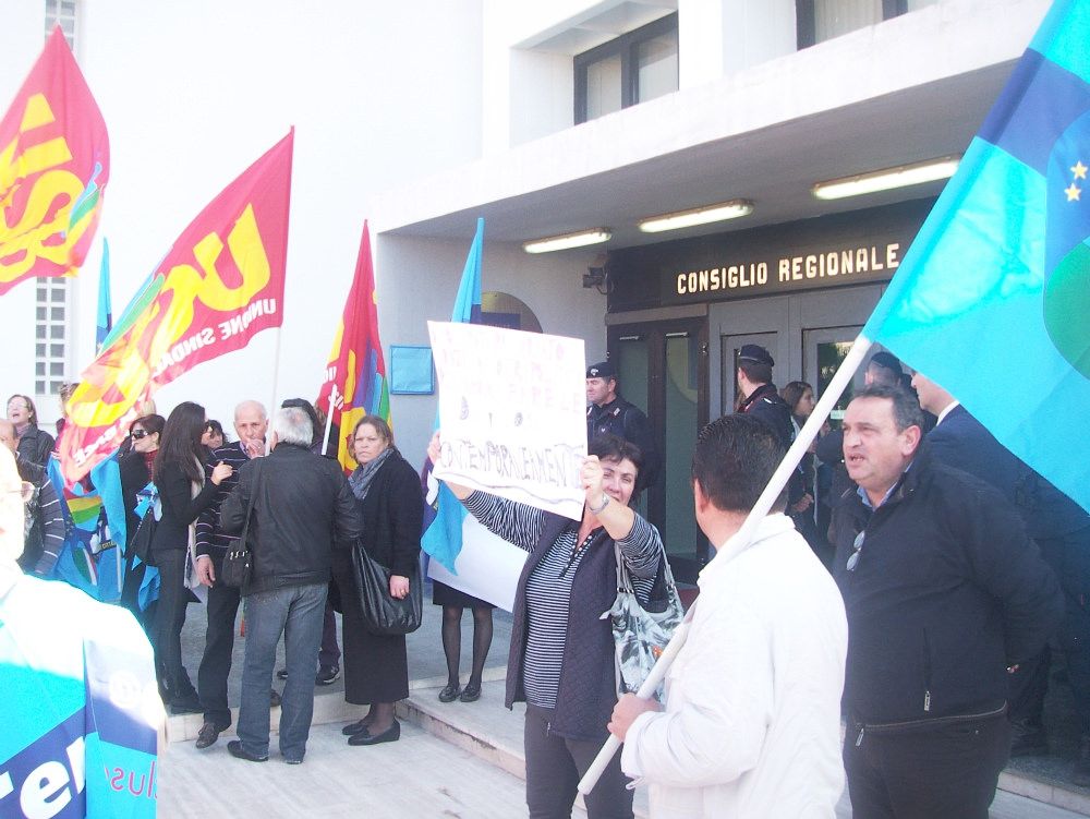 La rabbia dei lavoratori a Palazzo Campanella