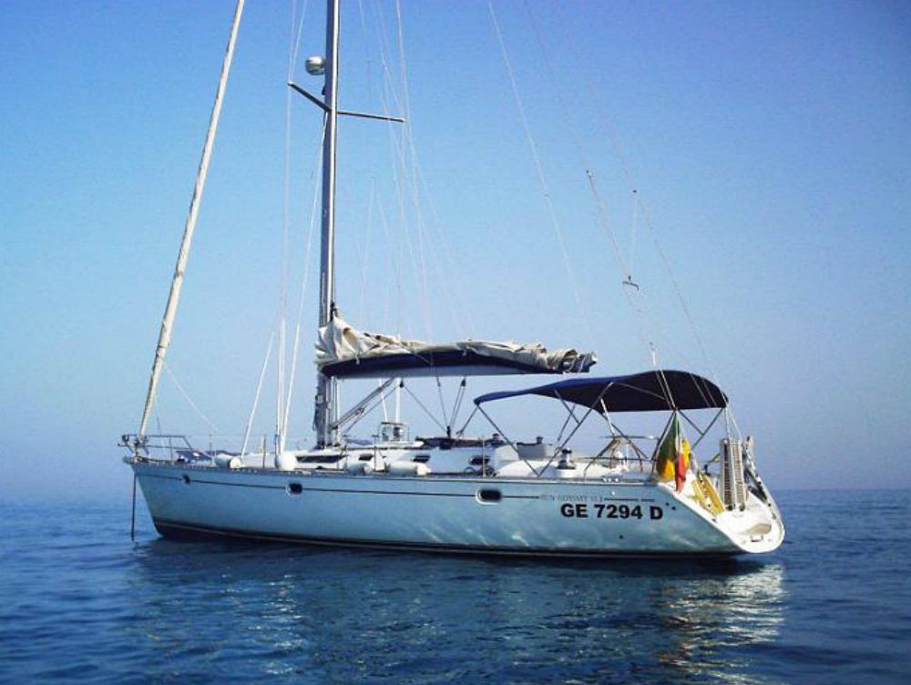 Barca a vela contro uno scoglio, un ferito a Crotone