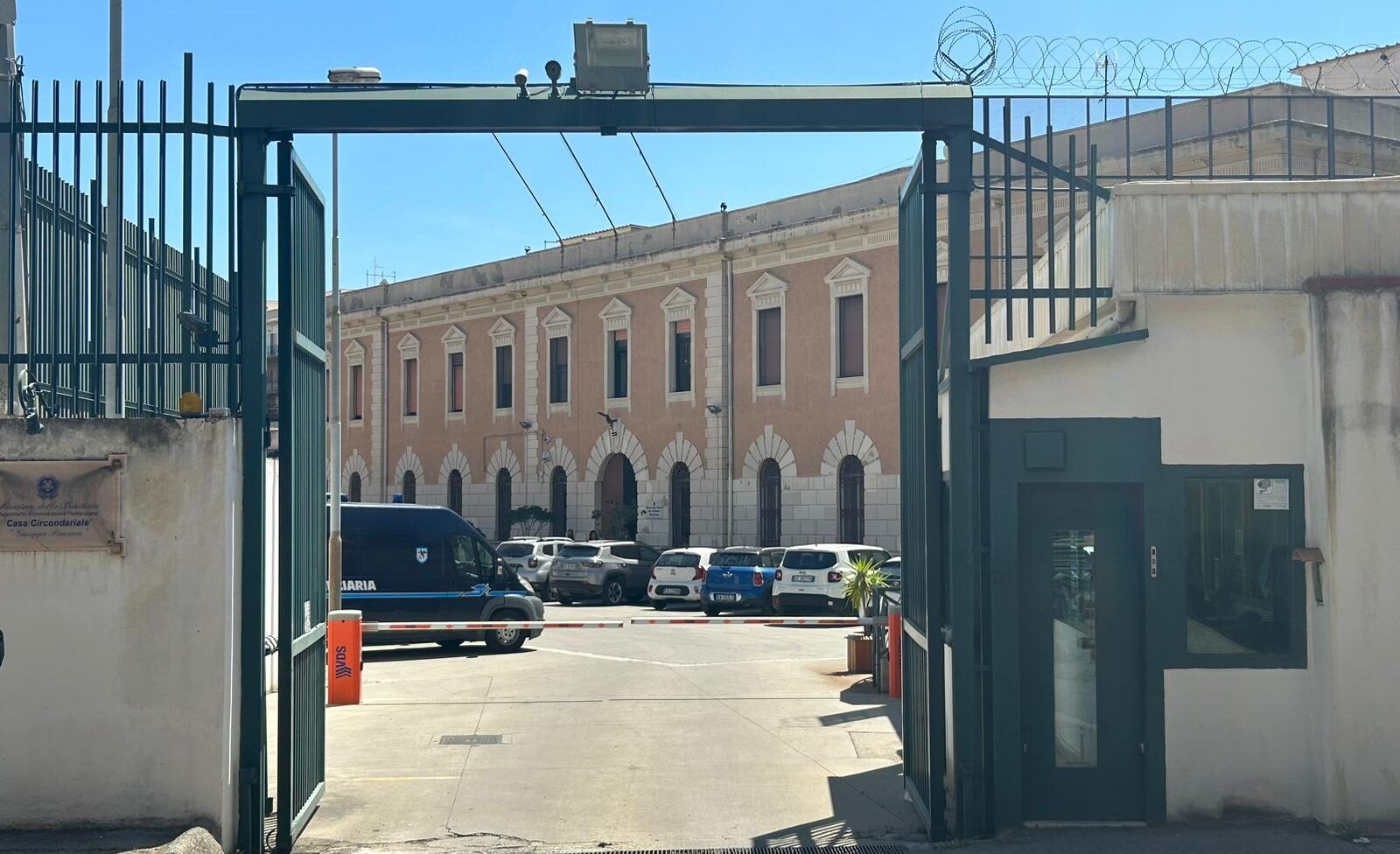 «Voleva cambiare carcere»: detenuto aggredisce agente a Reggio Calabria