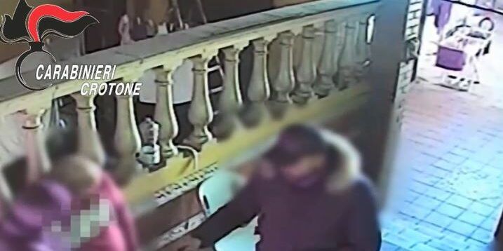 Spaccio di droga, blitz a Crotone: arrestate 11 persone – NOMI E VIDEO