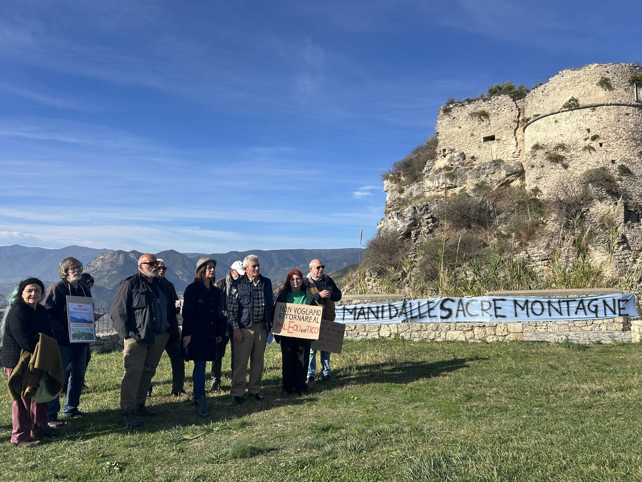 Pale eoliche nella Locride, la protesta degli attivisti: «Non abbiamo bisogno di questi mostri»