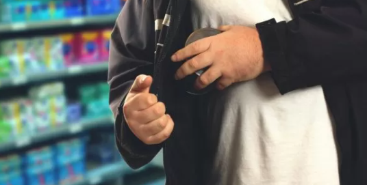 In borsa oltre mille euro di vini, sventato furto di Natale in un supermercato di Polistena