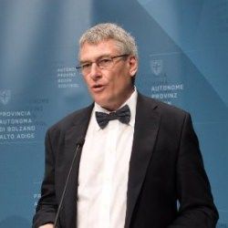 Santelli e Cannizzaro a Grillo: «Cosa si nasconde dietro le dimissioni di Schael?»