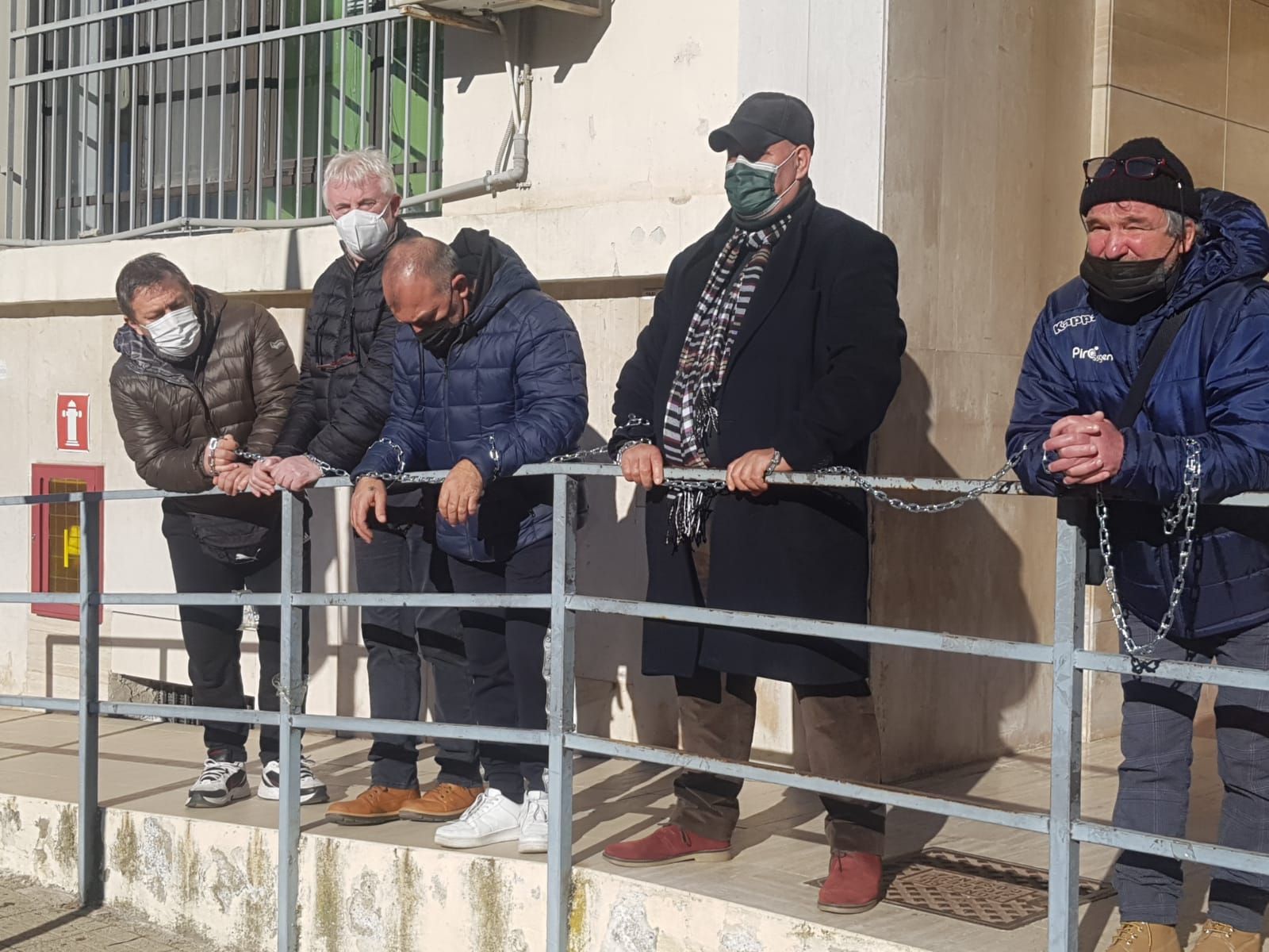 Dipendenti della San Bartolo-Misasi si incatenano per protesta davanti alla clinica