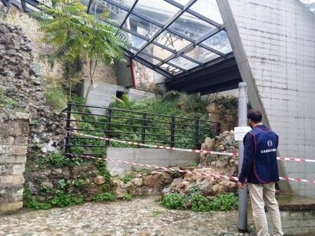 Erbacce e immondizia, sigilli a piazza Toscano