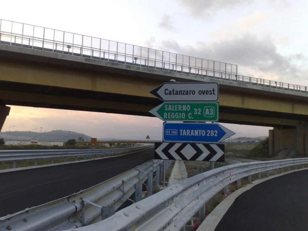 BIMBO TRAVOLTO DA SUV | Statale 106 macchiata dalle bugie della politica