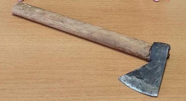 Litigano per il parcheggio e gli spacca la mandibola con un'accetta