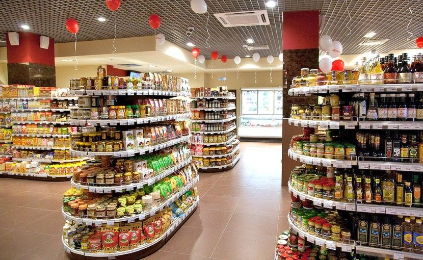 Rubano alimenti e profumi al supermercato, tre arresti