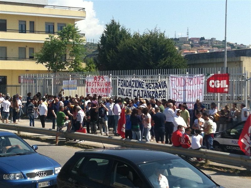 Strutture sanitarie in crisi, proteste a Catanzaro
