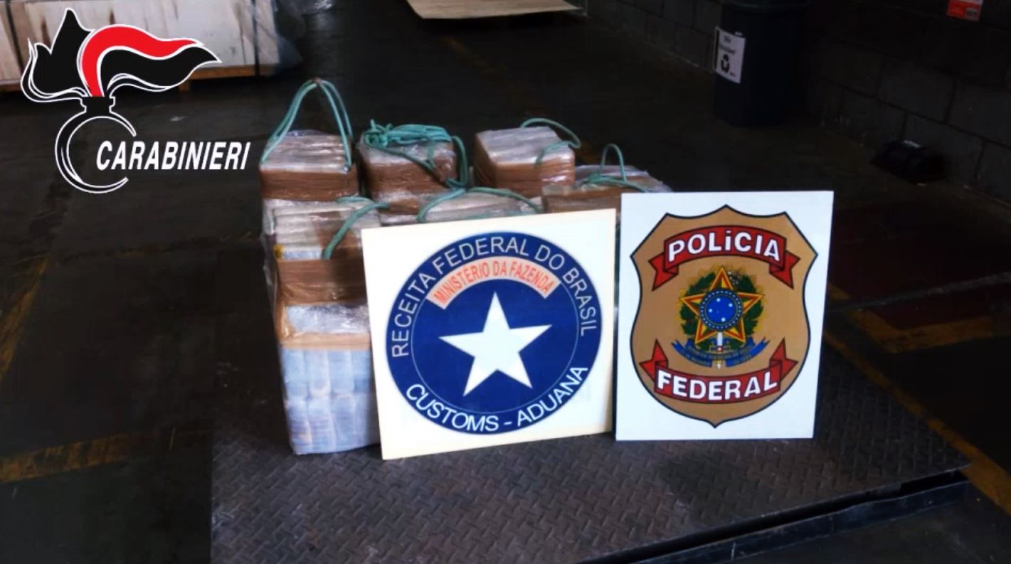 ‘Ndrangheta, gli ordini di Assisi dal carcere a moglie e madre e la “consegna misteriosa” in Brasile