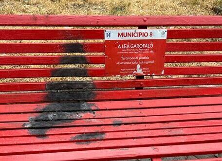Vandalizzata la “panchina rossa” in memoria di Lea Garofalo a Milano