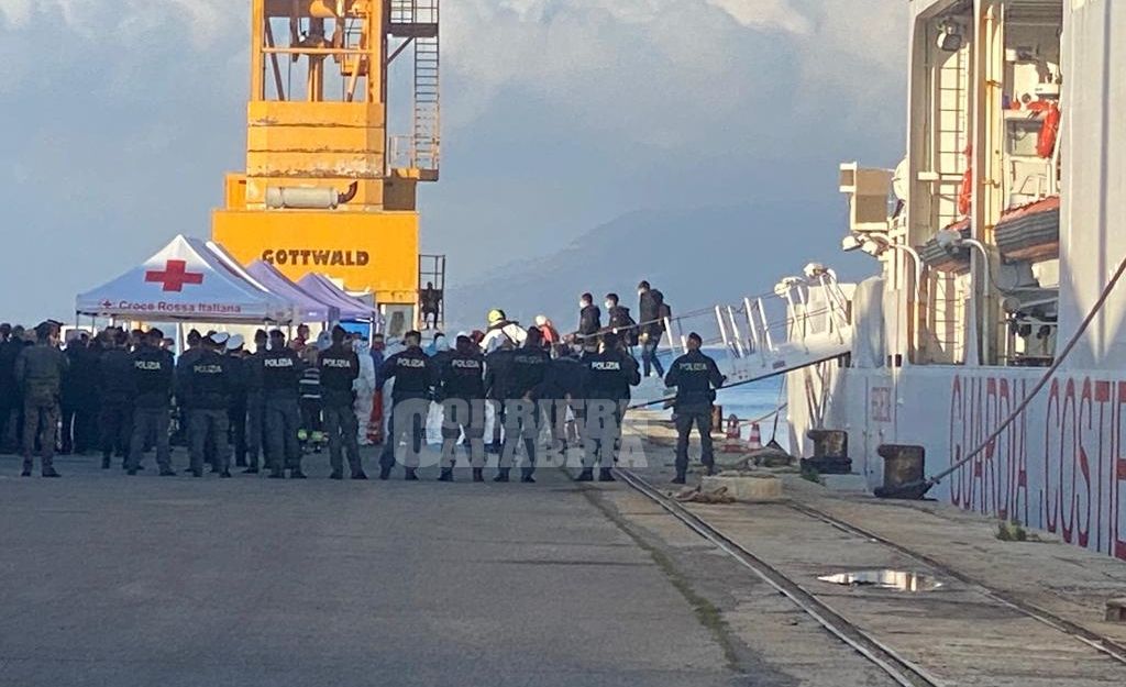 Nave Diciotti arrivata al porto di Vibo Marina, sbarcano 400 migranti – VIDEO e FOTO