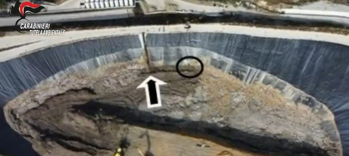 Il «disastro ambientale» nella discarica Scala Coeli, due misure cautelari – VIDEO