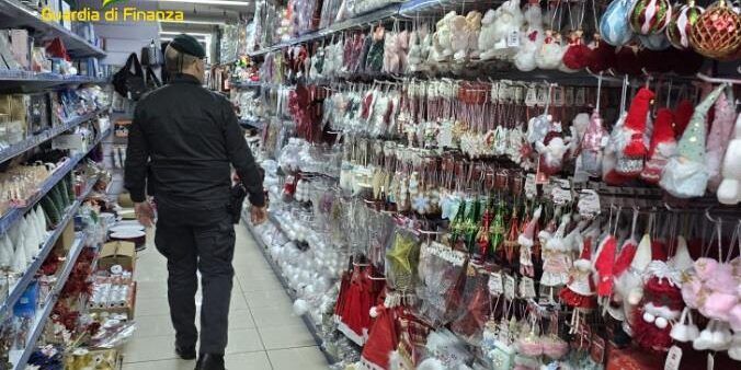 Sequestrati oltre 550 mila prodotti natalizi pericolosi nel Cosentino, segnalate 2 persone – VIDEO