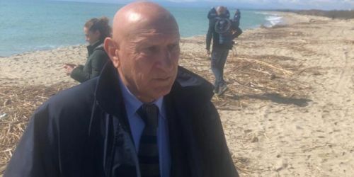 Il sindaco di Cutro: «Spero ritroveremo tutti i corpi. Dico sì a un cimitero islamico»