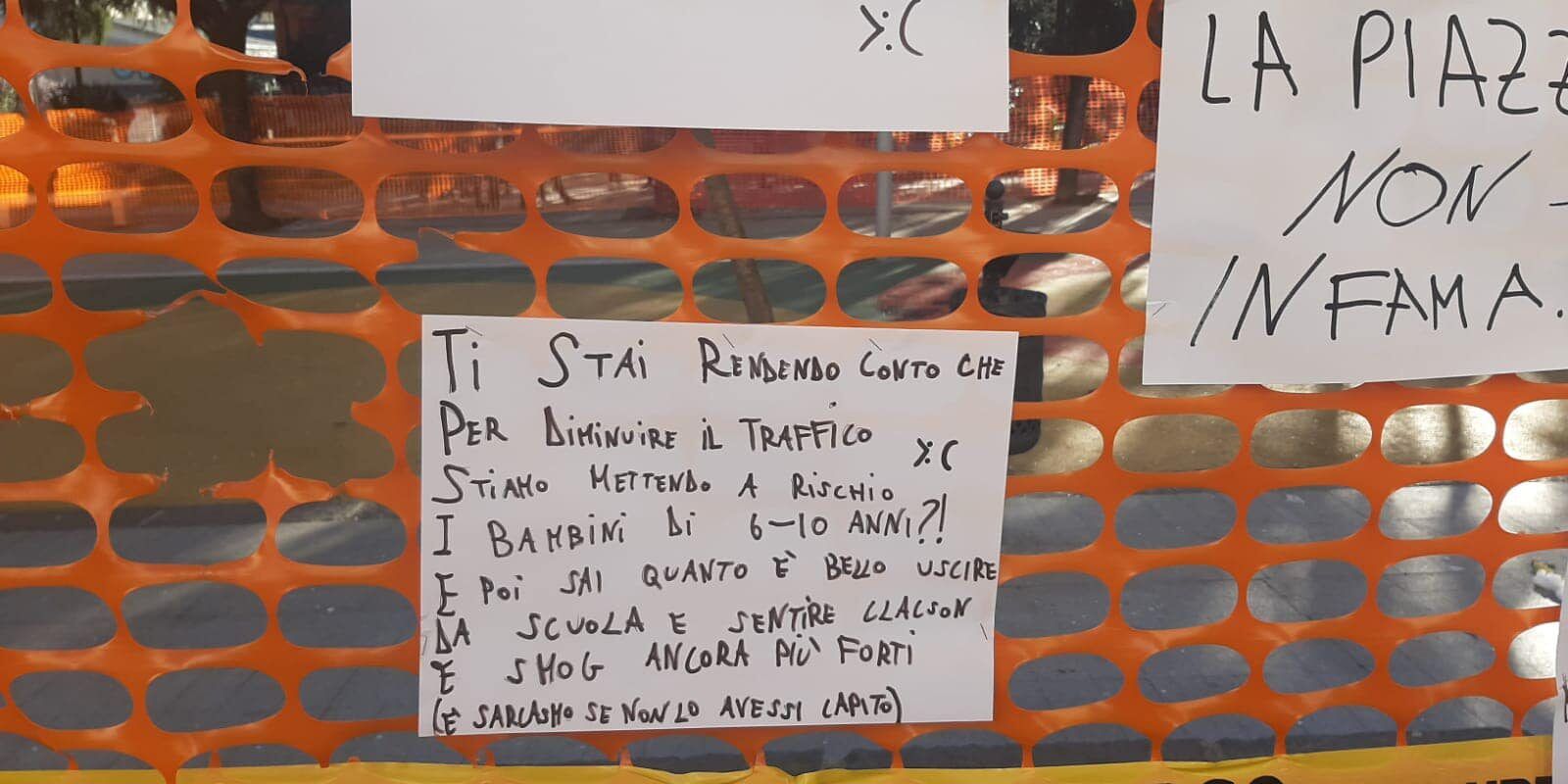 Cosenza, i bambini difendono la piazza cancellata dal cantiere: «Non si inizia distruggendo» – FOTO