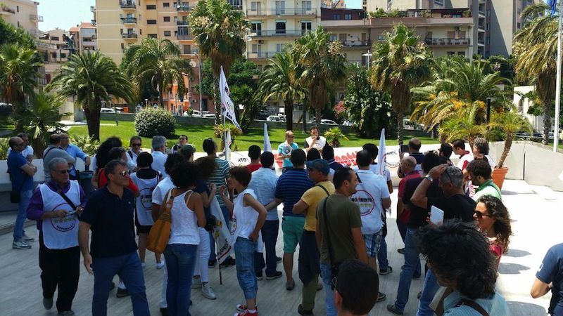 Grillini in piazza contro Oliverio: dimettiti