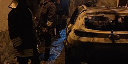 Auto in fiamme a Vallefiorita, indagano i carabinieri